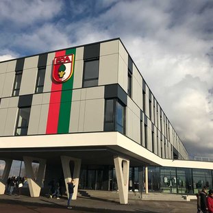 FC Augsburg: Verwaltungsgebäude, Fanshop & Kneipe