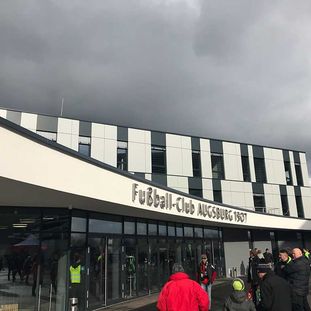 FC Augsburg: Verwaltungsgebäude, Fanshop & Kneipe