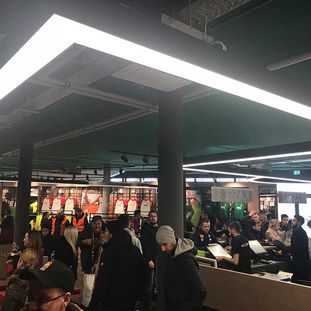 FC Augsburg: Verwaltungsgebäude, Fanshop & Kneipe